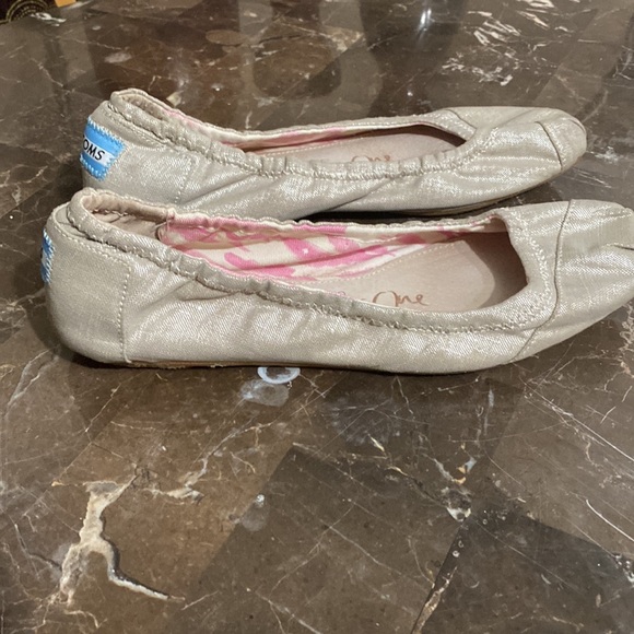 Toms Taupe Flats - Picture 4 of 7